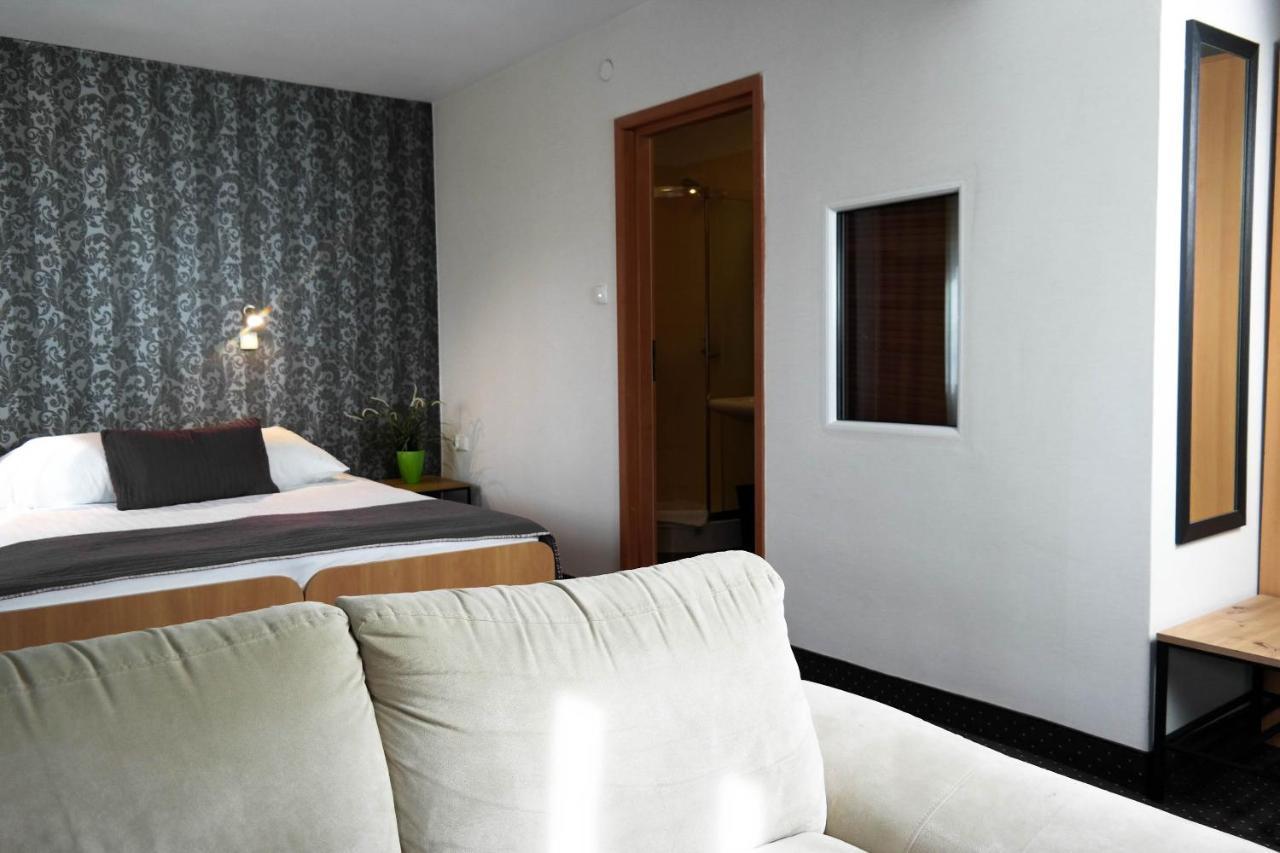 Hotel George Nadarzyn Eksteriør billede